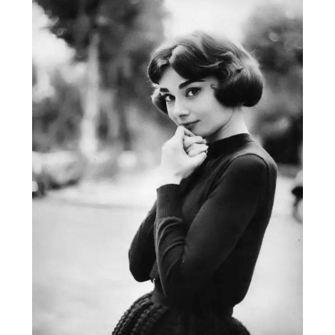 Audrey Hepburn in Short hair Diamond Painting
